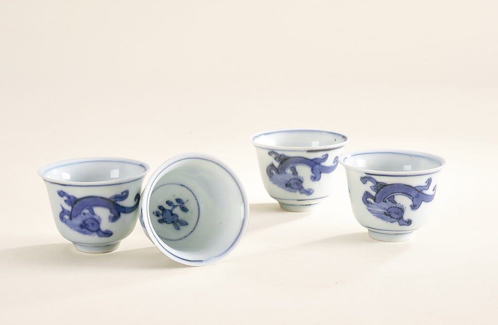 明 青花夔龙纹小杯